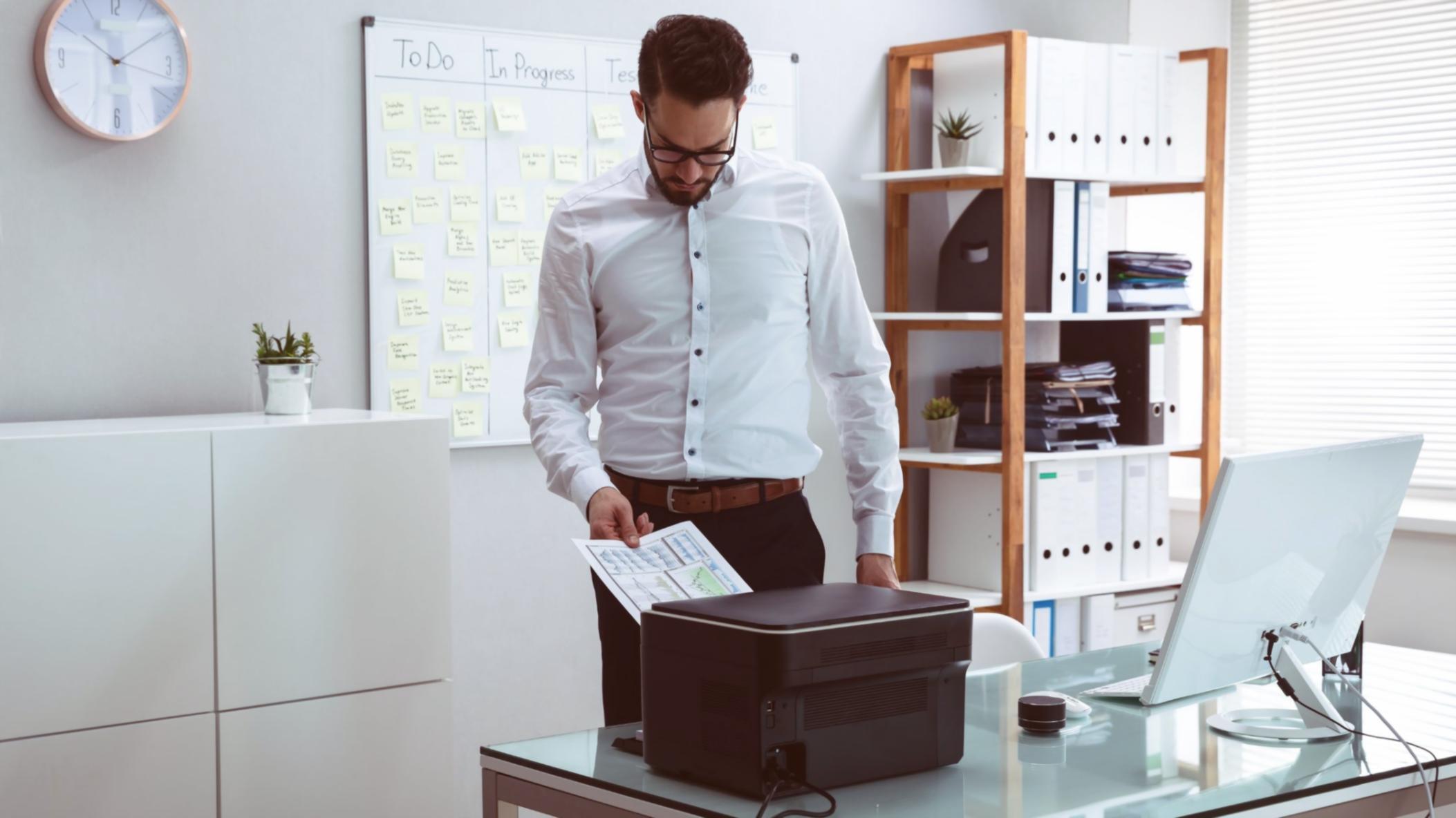 Motion Graphics Arbeitsbereich mit professioneller Ausrüstung